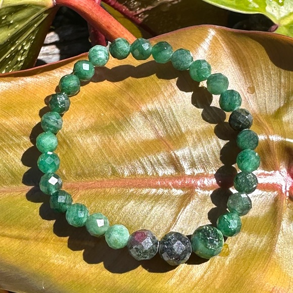 B9. 6mm & 8mm Emerald fine faceted gemstone Bracelet Made in Maui - Picture 5 of 6